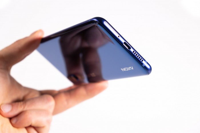 Das Axon 10 Pro wird über einen USB-C-Anschluss geladen - oder drahtlos. (Bild: Heiko Raschke/Golem.de)